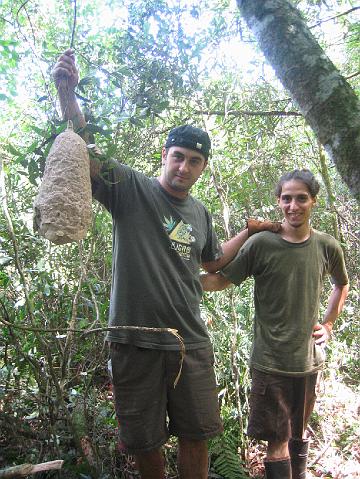 Chuchi y David, muestran una colmena abandonada.jpg